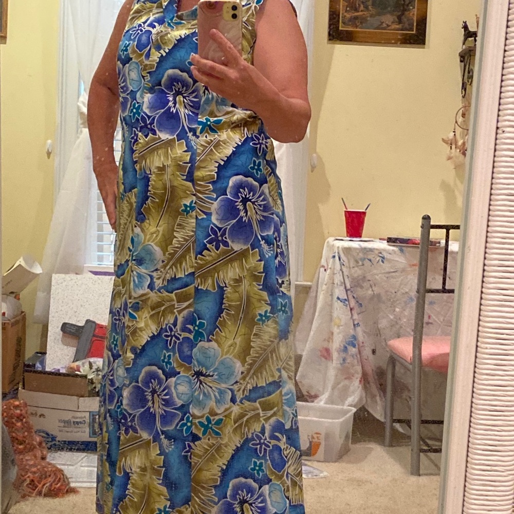 Women’s long “Hawaiian” style dress. Like new.